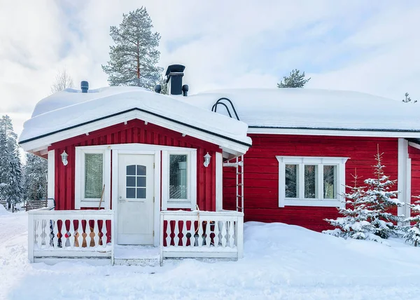 Casa en invierno granja de renos en Laponia Rovaniemi Finlandia — Foto de Stock