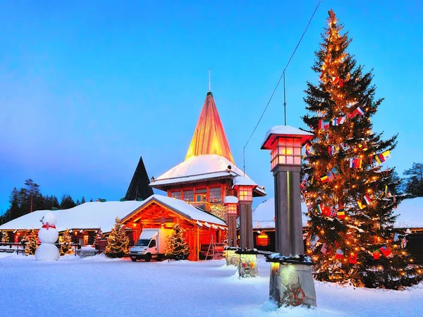 Linternas del Círculo Polar Ártico en Santa Office en Santa Village por la noche —  Fotos de Stock