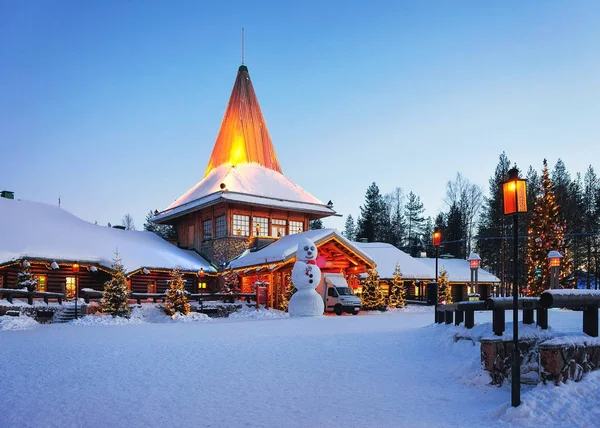 Muñeco de nieve en la oficina de Santa en Santa Village Rovaniemi Laponia noche —  Fotos de Stock