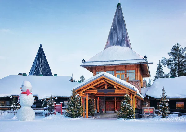 Muñeco de nieve en la oficina de Santa en Santa Village Rovaniemi Laponia —  Fotos de Stock