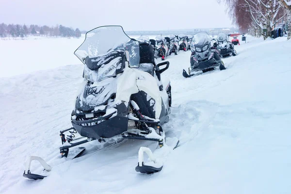 Motos de nieve negras en invierno lago congelado Rovaniemi —  Fotos de Stock