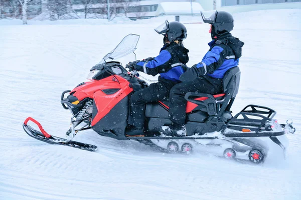 Emberek lovagolni a motoros a fagyott hó tó télen Rovaniemi — Stock Fotó