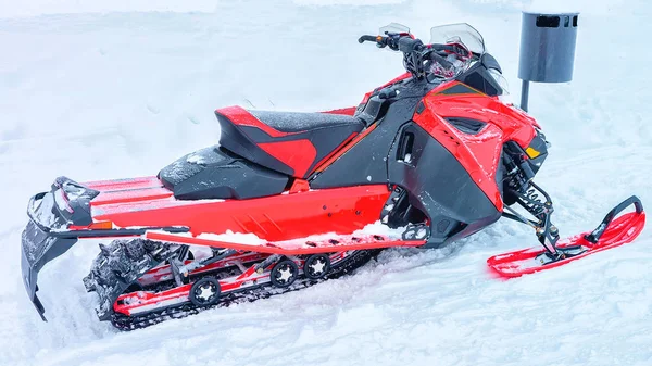 Κόκκινο snowmobile στην παγωμένη λίμνη το χειμώνα: Ροβανιέμι — Φωτογραφία Αρχείου