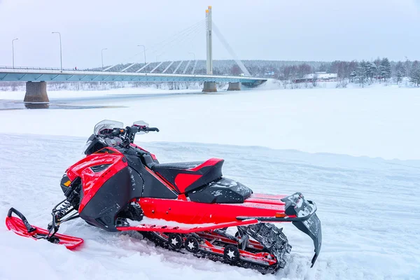 Mum köprü kış Rovaniemi, donmuş göl üzerinde kırmızı kar arabası — Stok fotoğraf