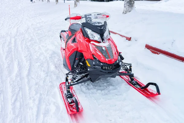 Moto de nieve rojo en el lago congelado en invierno Rovaniemi —  Fotos de Stock