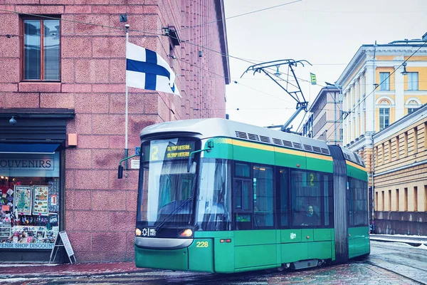 Groene tram in straat in Helsinki — Stockfoto