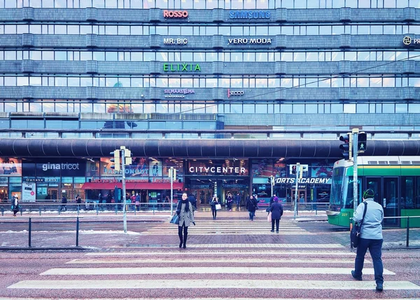 Gente en el centro comercial en la ciudad vieja de Helsinki — Foto de Stock