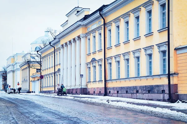 People at University of Helsinki on Senate Square — Stock Photo, Image