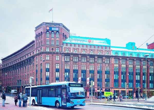 Lopende bus in de straat van Helsinki — Stockfoto