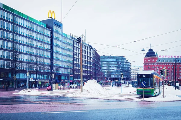 Lopende tram aan Central Railway Station van Helsinki — Stockfoto