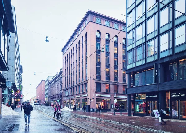 Gata med personer i gamla staden i Helsingfors — Stockfoto