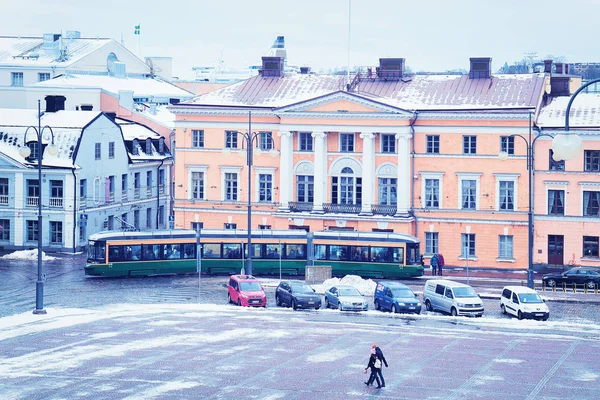 Tram e persone all'Università di Helsinki in Piazza del Senato — Foto Stock