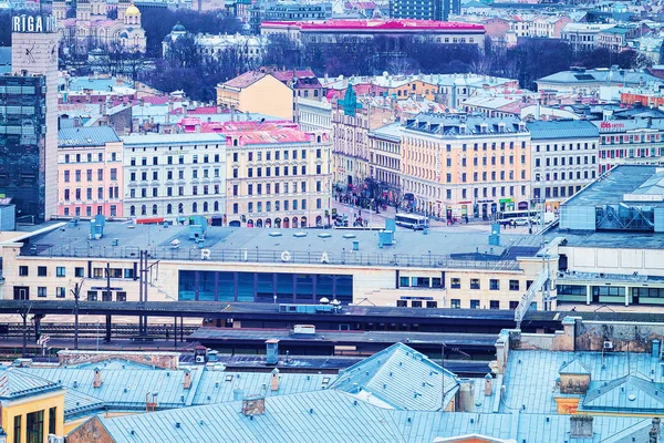 Stadsbilden i Riga stad med järnvägsstation Lettland — Stockfoto