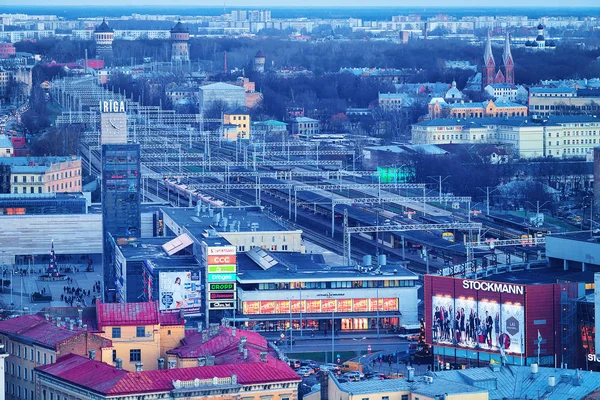 Старый город с красной черепицей на крыше Латвия — стоковое фото
