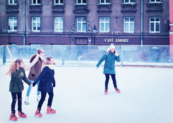 Vrouwelijke tieners schaatsen op de ijsbaan in de oude stad Tallinn — Stockfoto