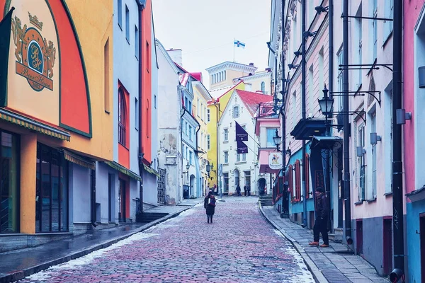 Personnes sur Ancient Street dans la vieille ville de Tallinn — Photo