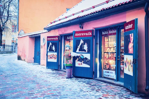 Робити покупки в давні вулиці Старого міста Таллінна — стокове фото