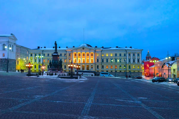 Estatua de Alexander Palacio de Gobierno en la Plaza del Senado Helsinki noche —  Fotos de Stock