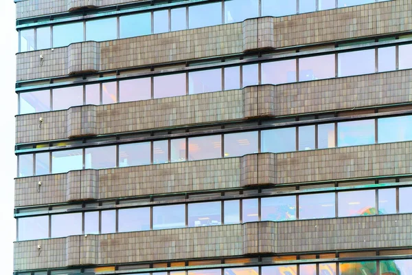 Παράθυρα του κτίριο γραφείων στο Ελσίνκι — Φωτογραφία Αρχείου