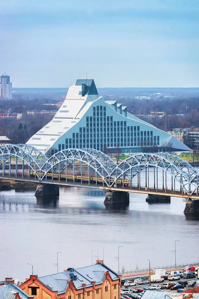 Järnvägsbron och Frihetsmonumentet i Riga och nationella bibliotek — Stockfoto