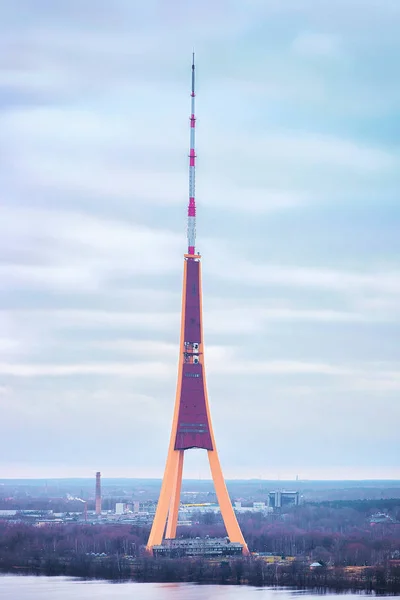 Riga Tv en Radio toren bij rivier Daugava zonsondergang — Stockfoto