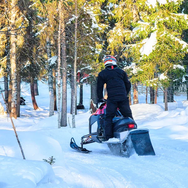 Pessoa montando snowmobile no lago congelado no inverno Rovaniemi — Fotografia de Stock