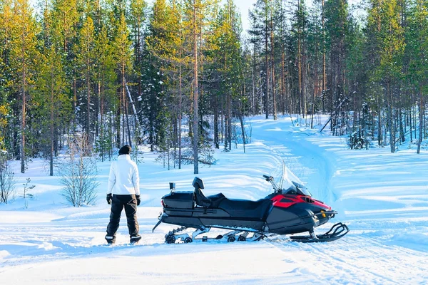 Mulher em snowmobile em lago congelado no inverno Rovaniemi — Fotografia de Stock