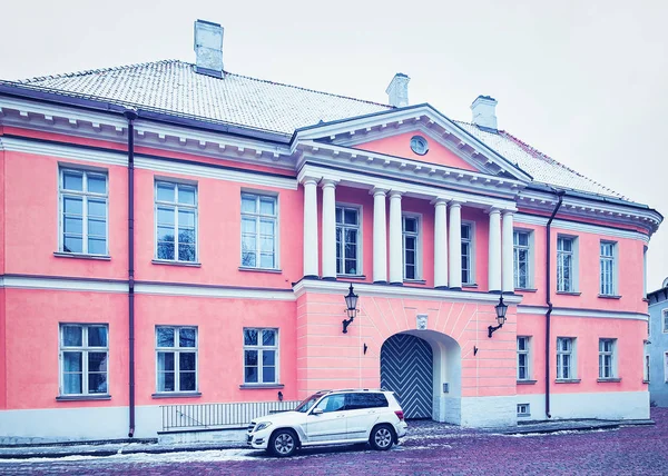 Gebouw in oude stad van Tallinn — Stockfoto