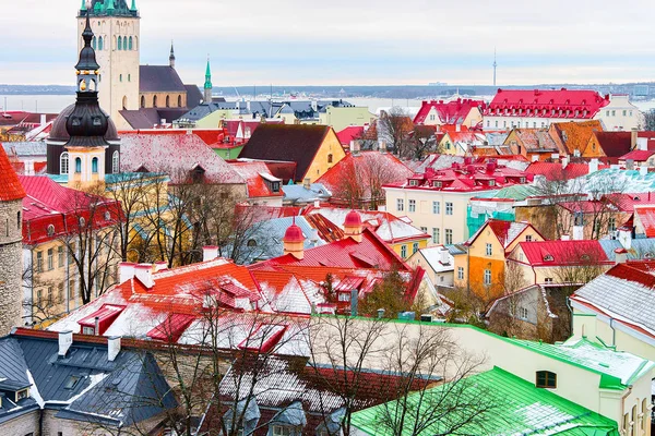 Paesaggio urbano e Chiesa di Sant'Olaf nel centro storico di Tallinn — Foto Stock