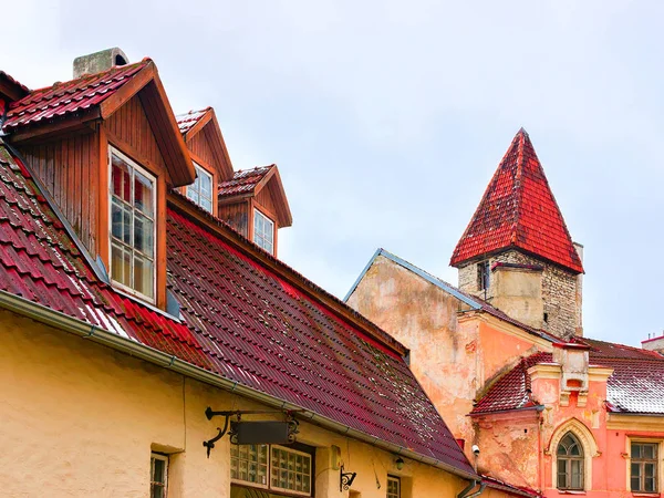 市屋根と守備塔古都タリンの町 — ストック写真