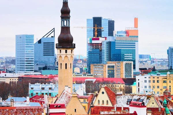 Paesaggio urbano con grattacieli e Torre del Municipio Tallinn — Foto Stock