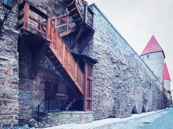 Savunma duvar ve Tallinn eski şehirde kuleleri