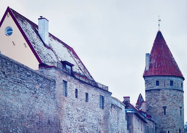 Savunma duvar ve towers eski kasaba Tallinn adlı