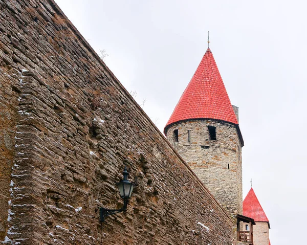 Muralla defensiva y torres del casco antiguo de Tallin —  Fotos de Stock