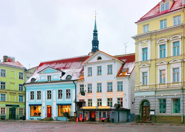 Casas na Praça da Câmara Municipal Tallinn Igreja do Espírito Santo — Fotografia de Stock