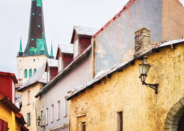 Οδός και St Olaf εκκλησία στην παλιά πόλη του Ταλίν — Φωτογραφία Αρχείου