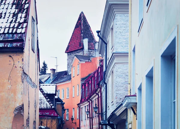 Street view with defensive tower in Old town of Tallinn — Stock Photo, Image