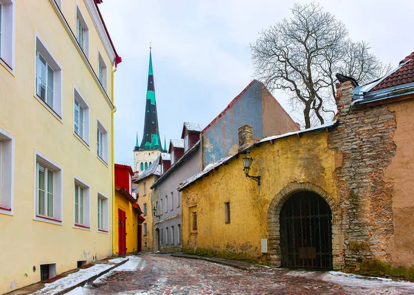 Vista de la calle con la iglesia de St Olaf en el casco antiguo de Tallin —  Fotos de Stock