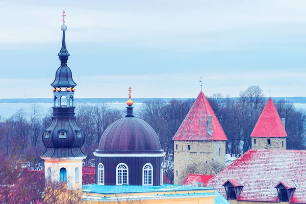 Башти і Шпиль Старого міста Таллінна — стокове фото