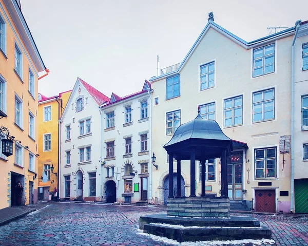 Well at Ancient Street in Old city of Tallinn — Stock Photo, Image