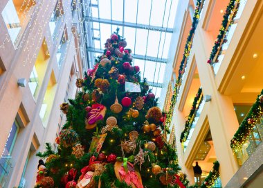 Riga alışveriş merkezindeki Noel ağacının ayrıntı