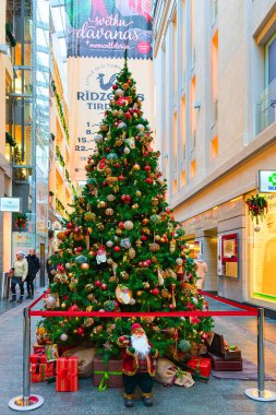 Riga alışveriş merkezinde Noel ağacının ayrıntı