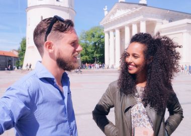 Genç çok ırklı çift tanışma sokak