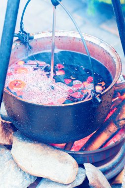 Noel pazarı Riga üzerinde satış için sıcak şarap