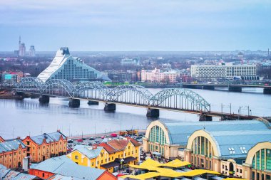 Demiryolu Köprüsü Daugava Nehri Riga ve Milli Kütüphane yukarıda