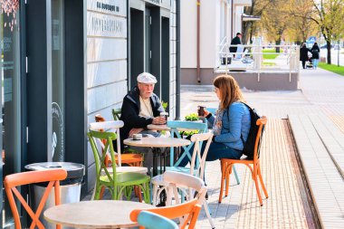 Druskininkai sokak kafede kahve içme insanlar