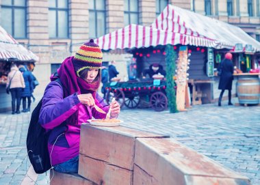 Noel pazarı Riga'da üzerinde yemek yeme Asya turizm