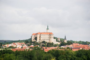 South Moravia'deki / daki Mikulov Kalesi
