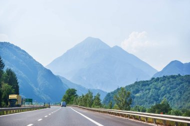 Yol ve arabalar ve Avusturya yaz aylarında Alp Dağları