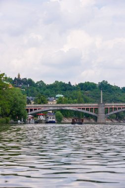 Jirasek köprü Vltava Nehri Prag'ın üzerinde